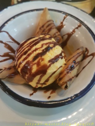 Chocolate Samosa with Mango Icecream